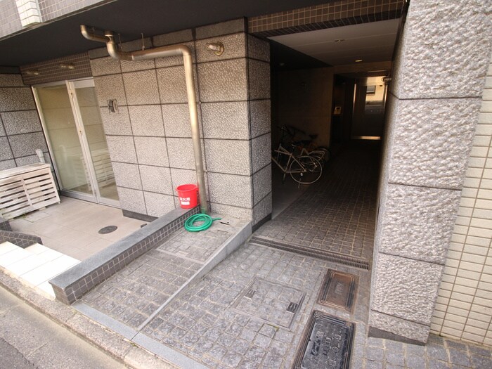 物件外観写真3　(エントランス部分)