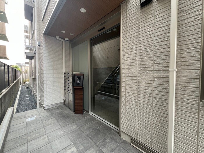 物件外観写真3　(エントランス部分)