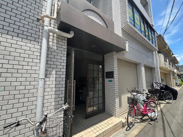 物件外観写真3　(エントランス部分)