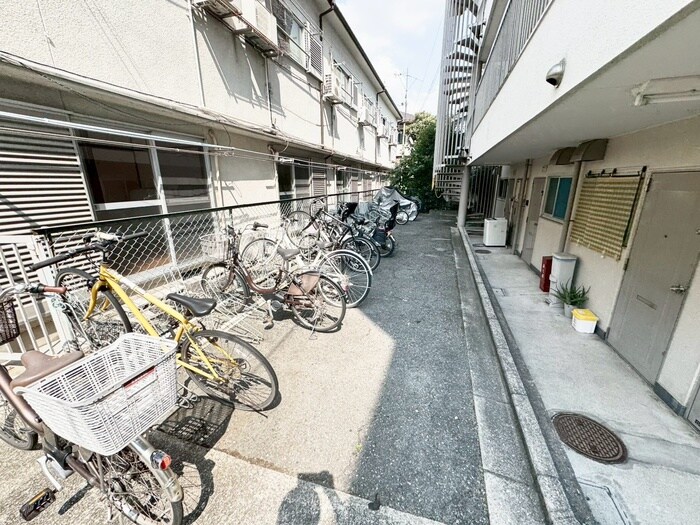 物件外観写真4　(駐輪場)