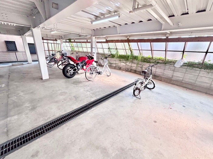 物件外観写真2　(駐輪場)