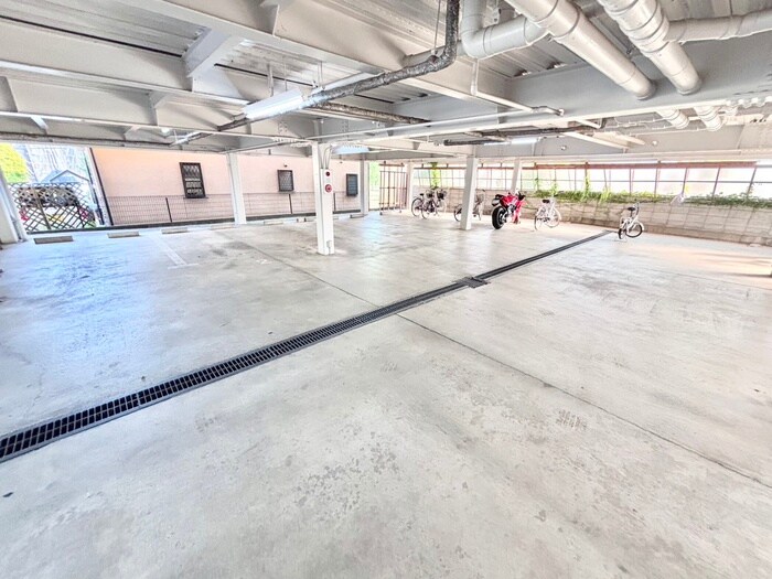 物件外観写真3　(駐車場)