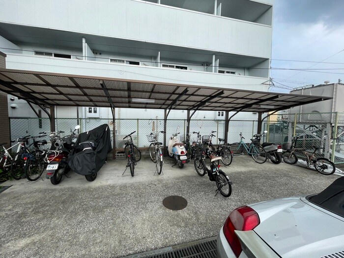 物件外観写真4　(駐輪場)