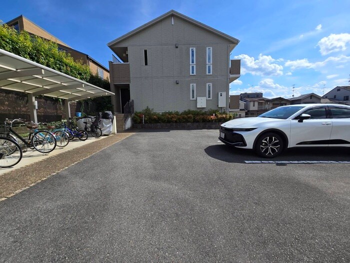 物件外観写真5　(駐車場)