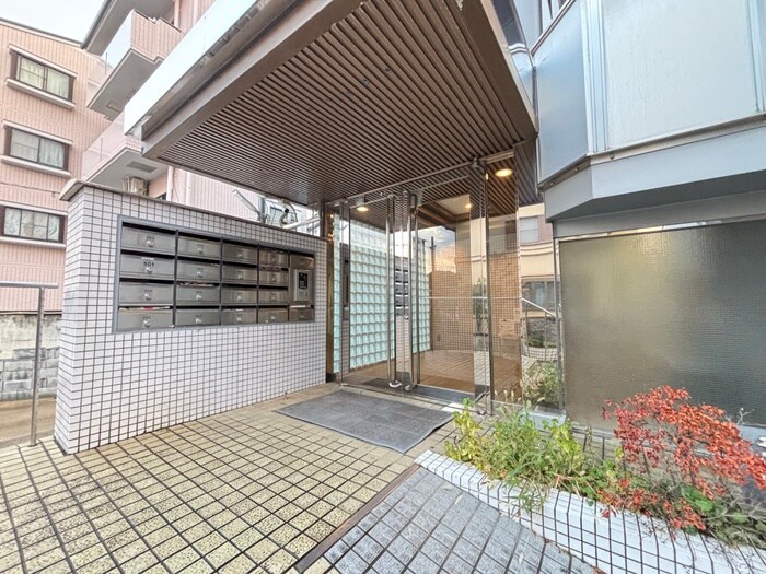 物件外観写真2　(エントランス部分)
