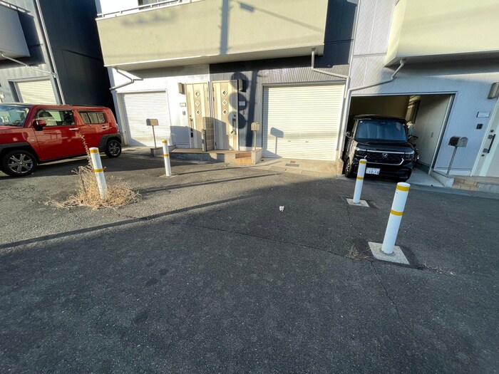 物件外観写真2　(駐車場)