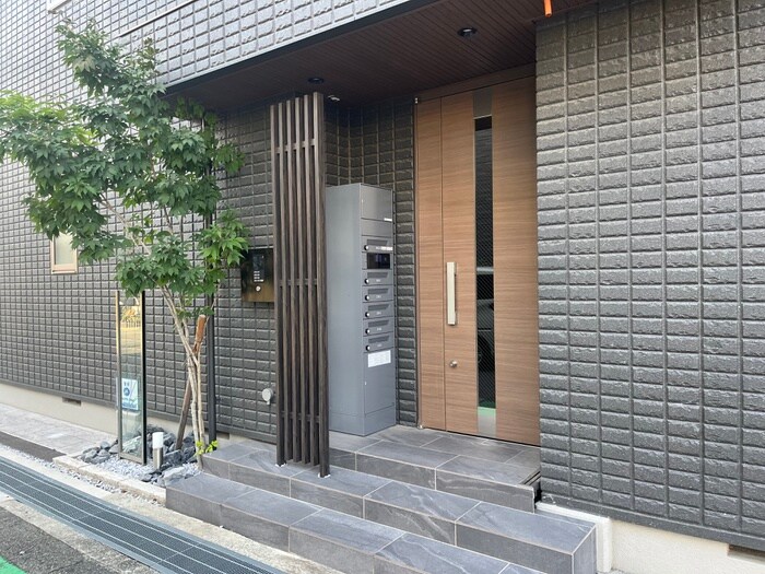 物件外観写真3　(エントランス部分)