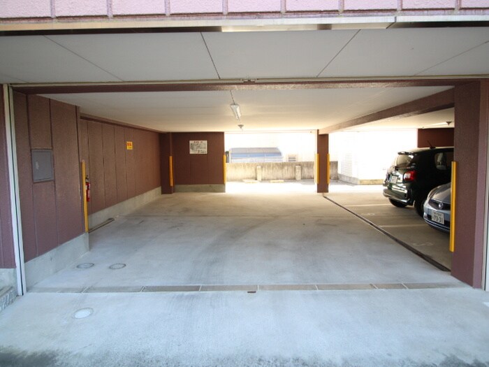 物件外観写真3　(駐車場)