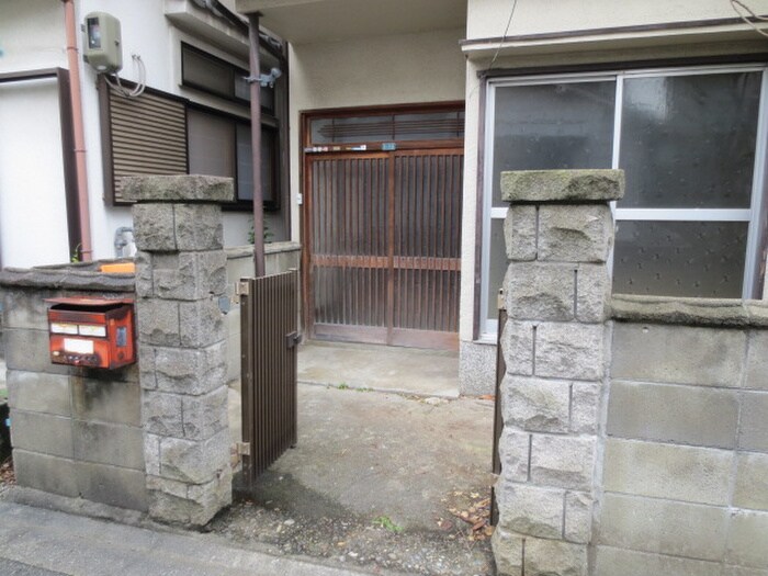 物件外観写真3　(エントランス部分)