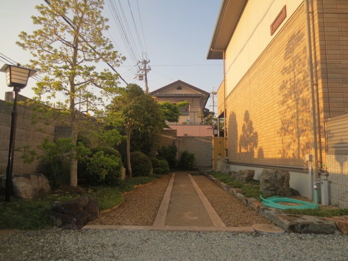 物件外観写真2　(エントランス部分)