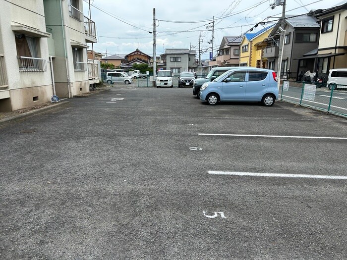 物件外観写真2　(駐車場)