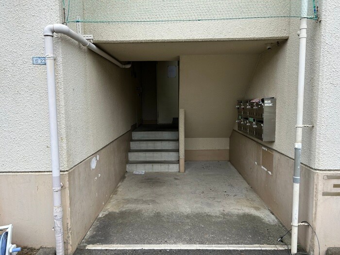 物件外観写真4　(エントランス部分)