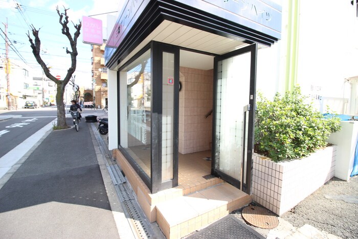 物件外観写真3　(エントランス部分)