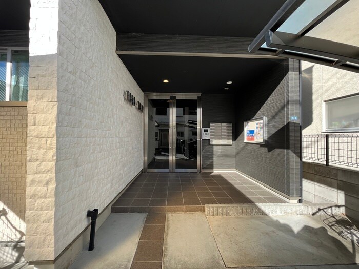 物件外観写真3　(エントランス部分)