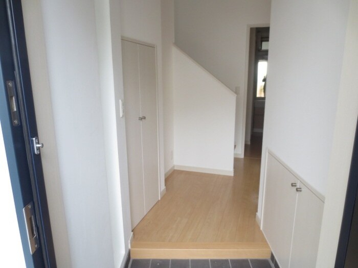 物件内観写真7　(玄関)