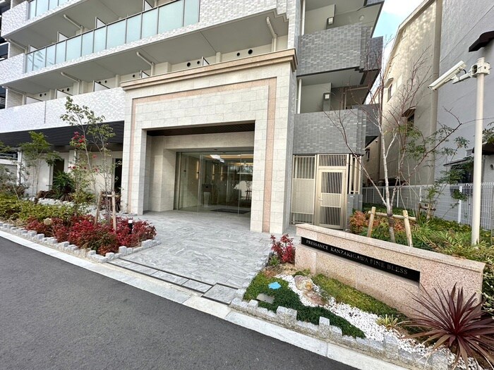 物件外観写真2　(エントランス部分)