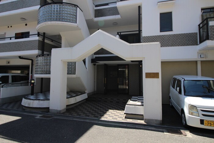 物件外観写真3　(エントランス部分)