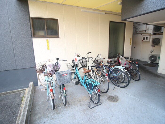 物件外観写真4　(駐輪場)