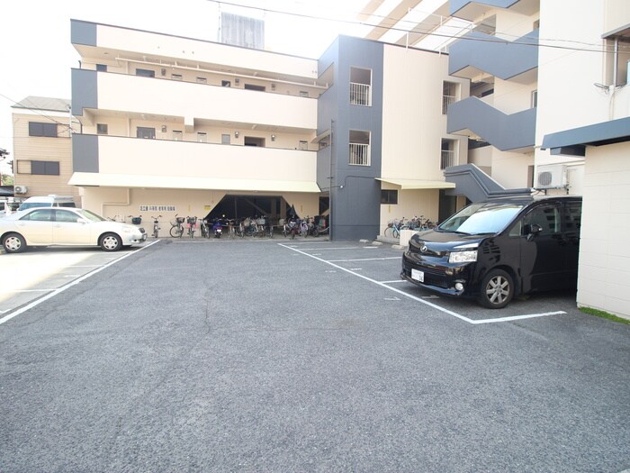 物件外観写真5　(駐車場)