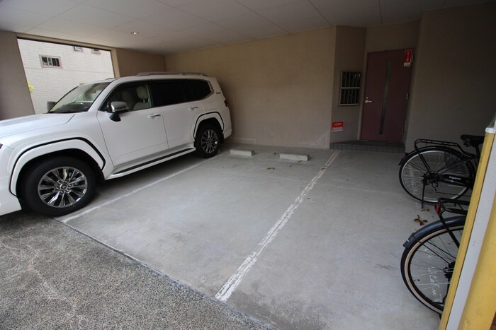 物件外観写真5　(駐車場)