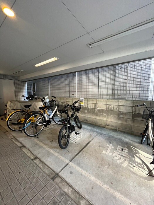 グランパシフィック難波元町のバイク置き場