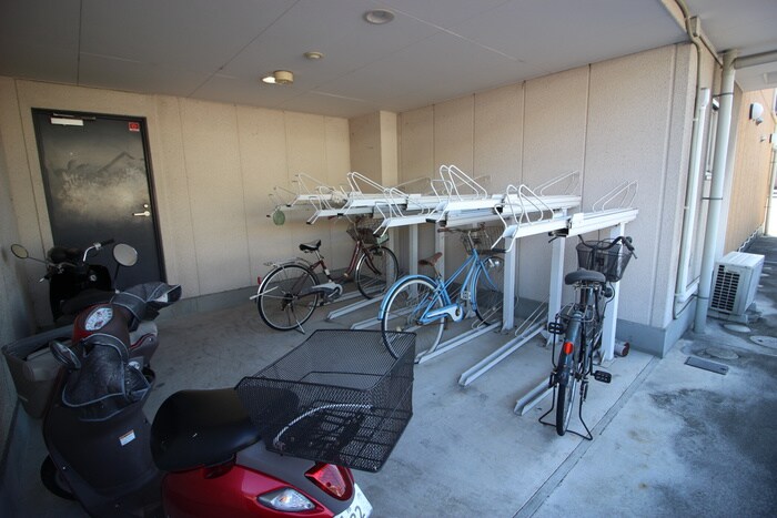 物件外観写真4　(駐輪場)