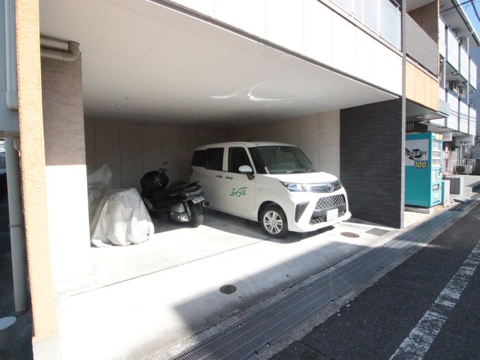 物件外観写真5　(駐車場)