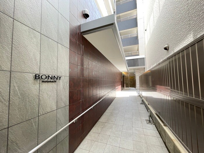 物件外観写真2　(エントランス部分)