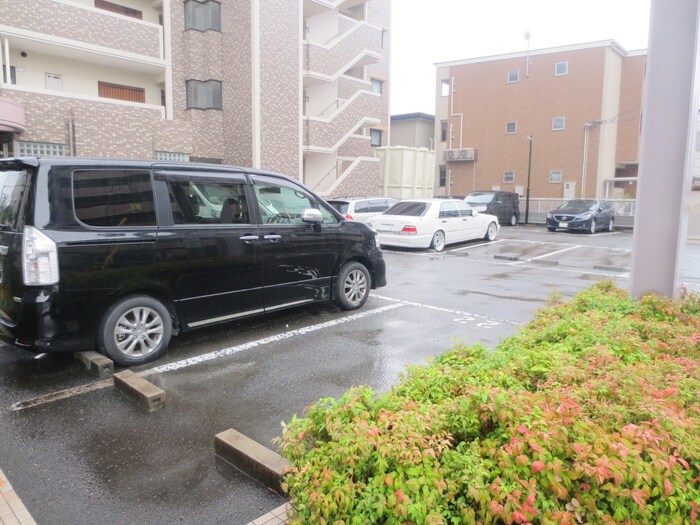 物件外観写真4　(駐車場)