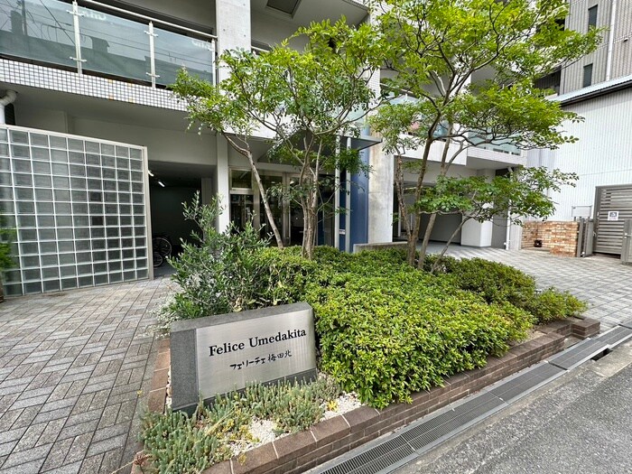 物件外観写真2　(エントランス部分)