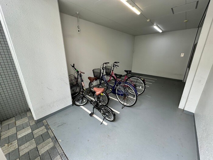 物件外観写真3　(駐輪場)