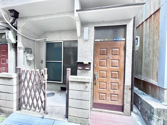 物件外観写真6　(エントランス部分)