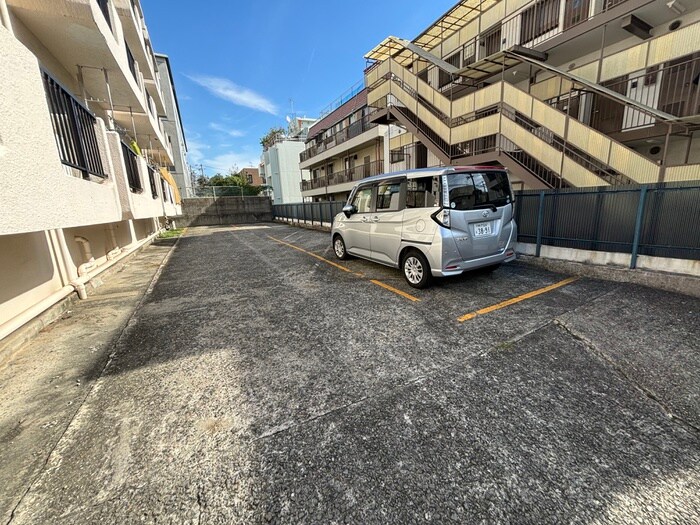 物件外観写真6　(駐車場)