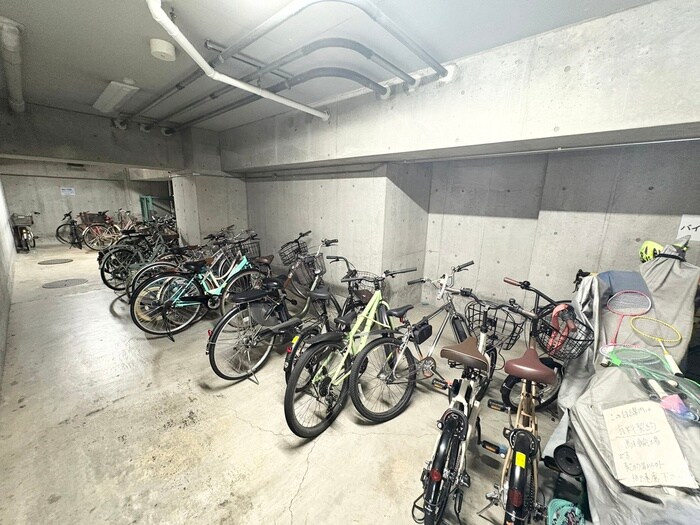 物件外観写真4　(駐輪場)