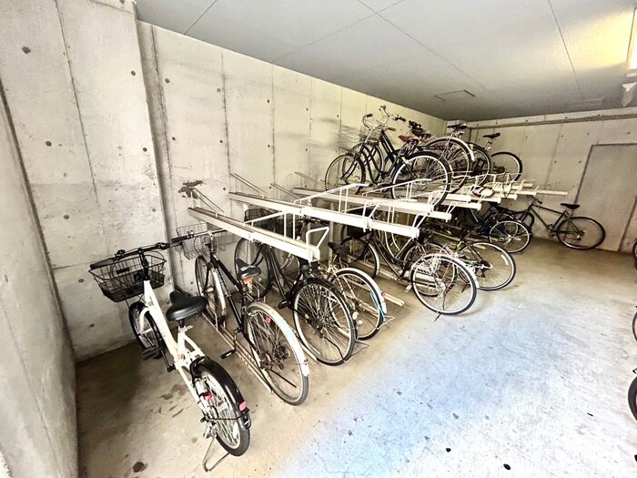 物件外観写真4　(駐輪場)