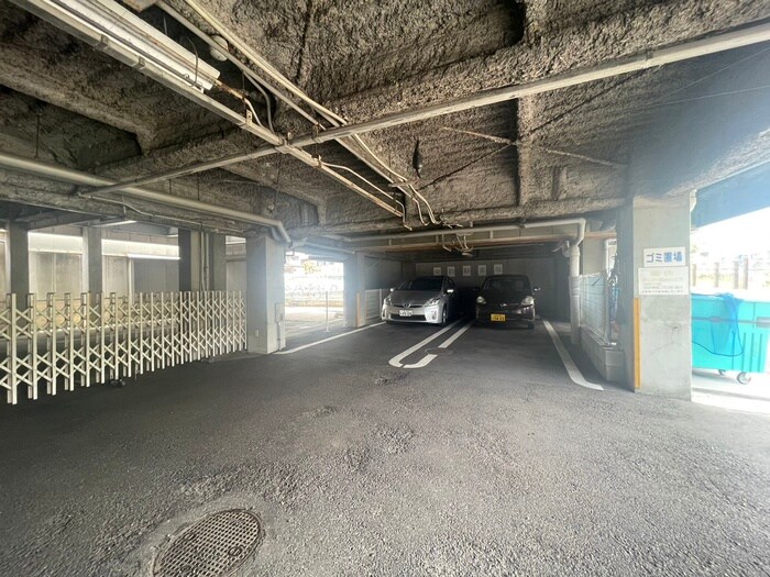 物件外観写真4　(駐車場)