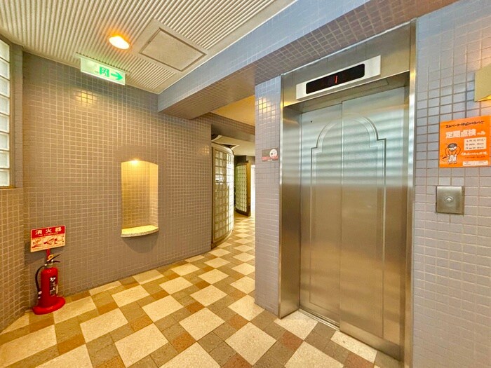 物件外観写真2　(エントランス部分)