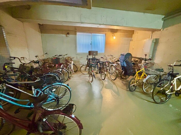 物件外観写真4　(駐輪場)