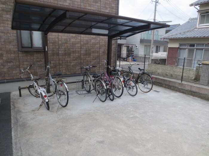 物件外観写真3　(駐輪場)