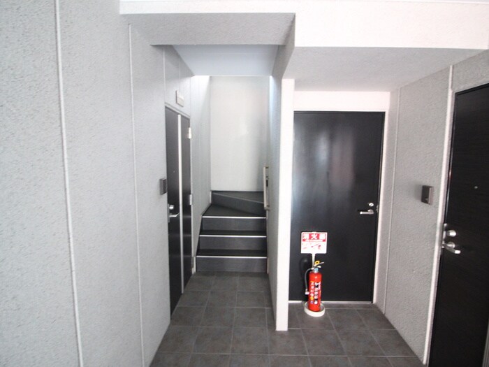 物件外観写真5　(エントランス部分)