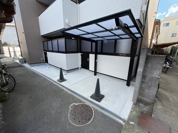 物件外観写真5　(バイク置き場)