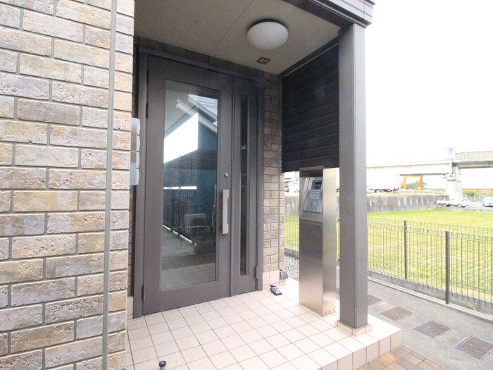 物件外観写真2　(エントランス部分)