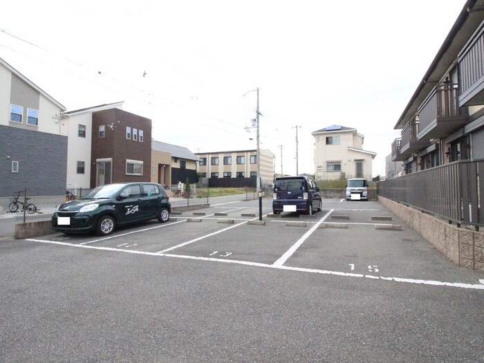 物件外観写真4　(駐車場)