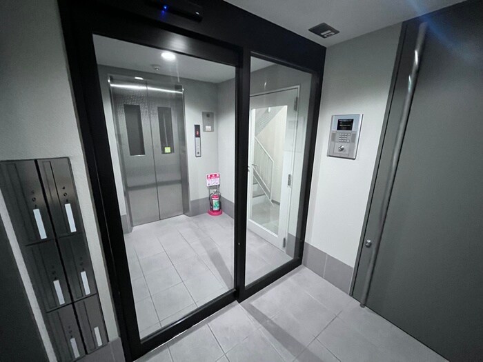 物件外観写真2　(エントランス部分)