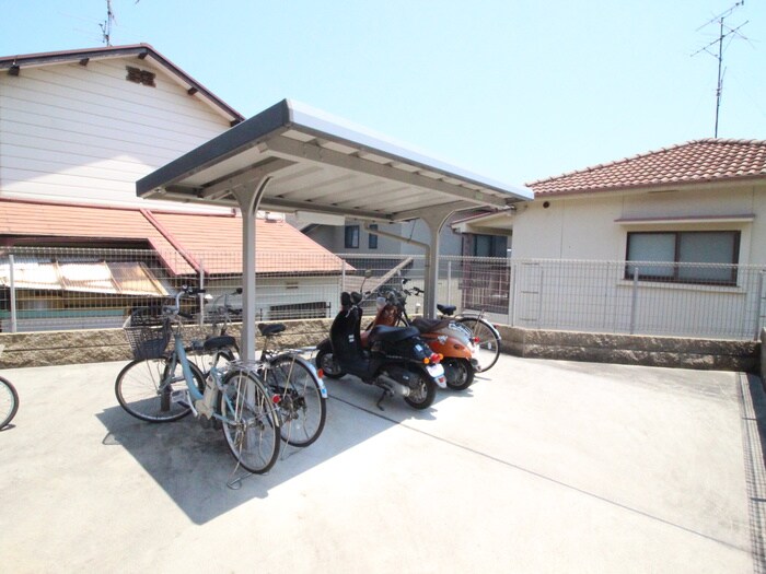 物件外観写真4　(駐輪場)