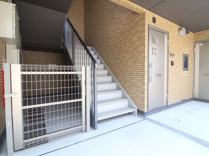 物件外観写真5　(エントランス部分)