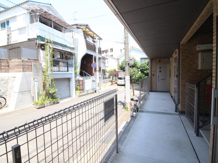 物件外観写真6　(エントランス部分)