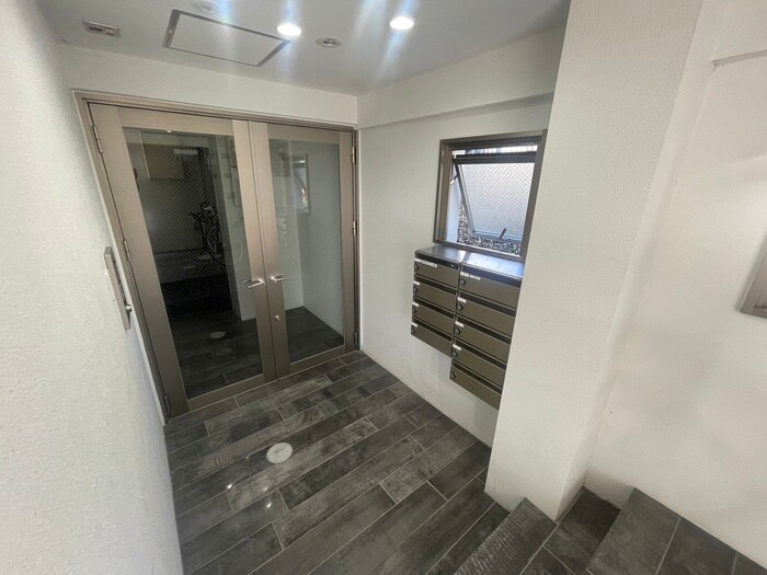 物件外観写真2　(エントランス部分)