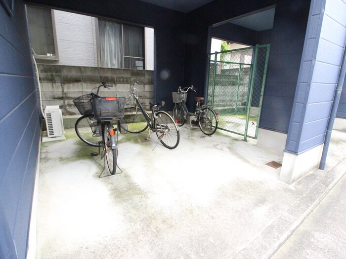物件外観写真3　(駐輪場)