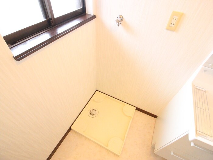 物件内観写真16　(洗濯機置場)